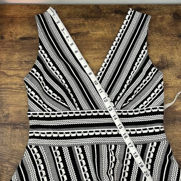 Vanessa Virginia Black & Off White Plunge Neck Peplum Sleeveless Top - Picture 11 of 12